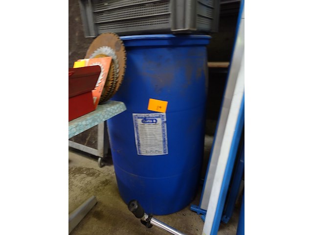 Groot blauw plastieken vat - afbeelding 1 van  10