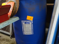 Groot blauw plastieken vat - afbeelding 1 van  10