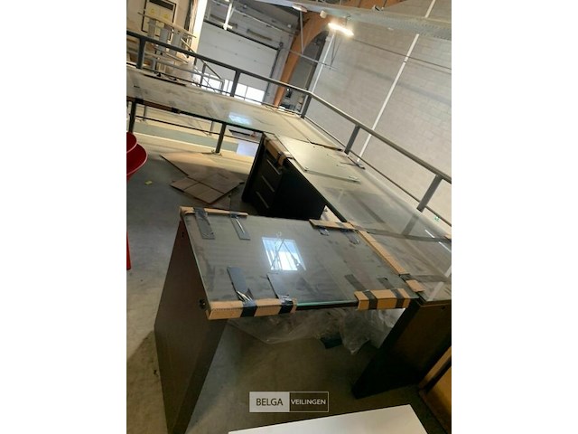 Groot directiebureel combinatie met bijhorende kasten en ladeblok. - afbeelding 1 van  6