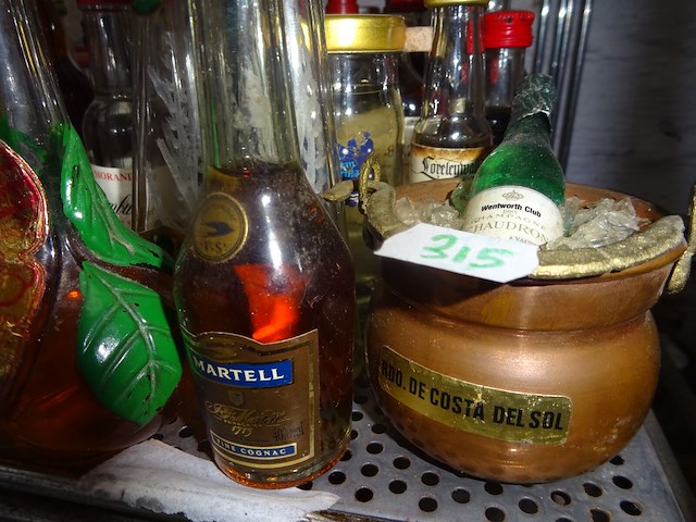 Groot lot+ 200 drankflesjes 90%gevuld likeur, brandy en diversen - afbeelding 2 van  3