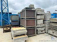 Groot lot bekistingspanelen en toebehoren