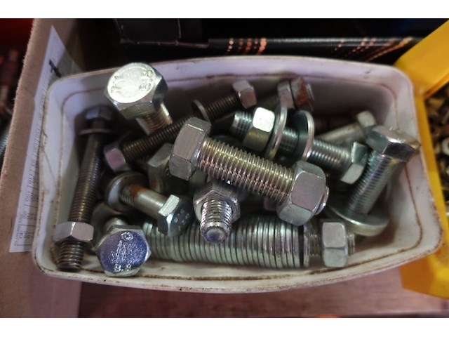 Groot lot bouten, moeren en vloten - afbeelding 13 van  18