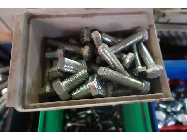 Groot lot bouten, moeren en vloten - afbeelding 14 van  18