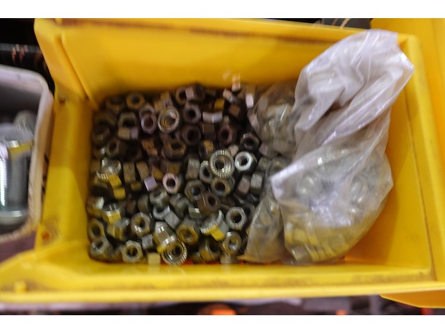 Groot lot bouten, moeren en vloten - afbeelding 16 van  18