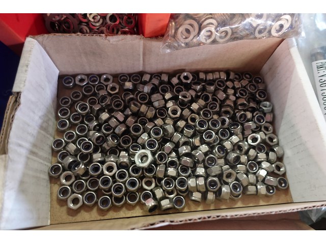 Groot lot bouten, moeren en vloten - afbeelding 18 van  18