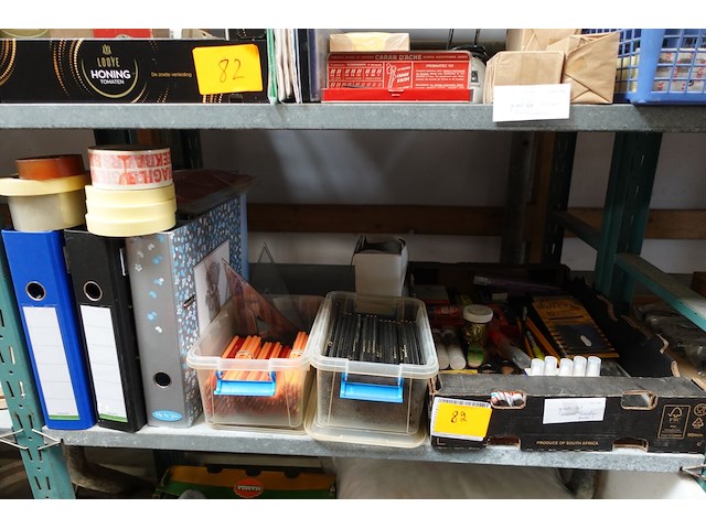 Groot lot bureaubenodigheden (papier, potloden, penselen, mappen, e.d.) - afbeelding 1 van  7