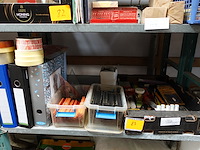 Groot lot bureaubenodigheden (papier, potloden, penselen, mappen, e.d.) - afbeelding 1 van  7