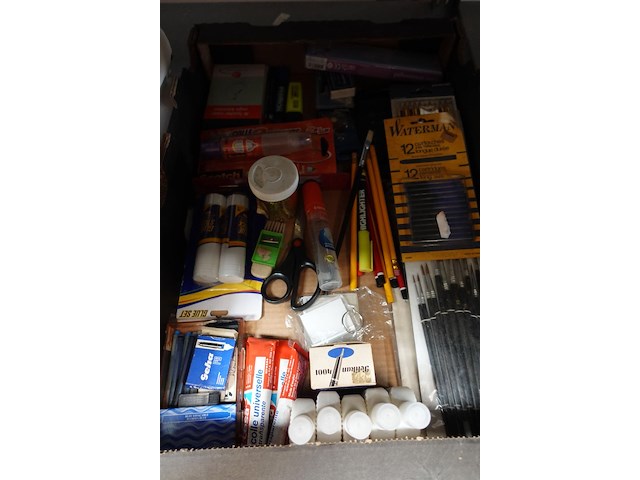 Groot lot bureaubenodigheden (papier, potloden, penselen, mappen, e.d.) - afbeelding 2 van  7