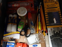 Groot lot bureaubenodigheden (papier, potloden, penselen, mappen, e.d.) - afbeelding 2 van  7