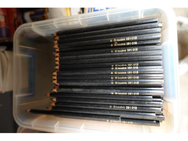 Groot lot bureaubenodigheden (papier, potloden, penselen, mappen, e.d.) - afbeelding 3 van  7