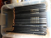 Groot lot bureaubenodigheden (papier, potloden, penselen, mappen, e.d.) - afbeelding 3 van  7