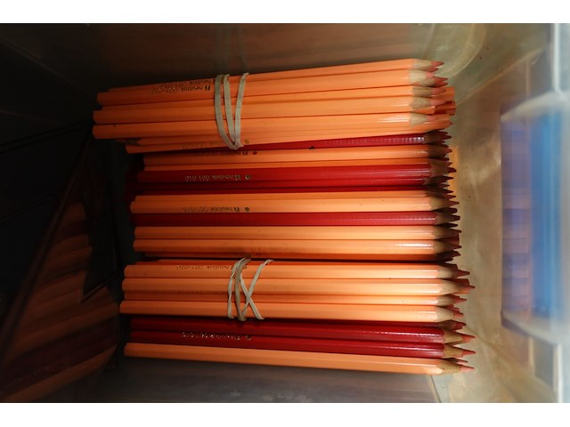 Groot lot bureaubenodigheden (papier, potloden, penselen, mappen, e.d.) - afbeelding 4 van  7