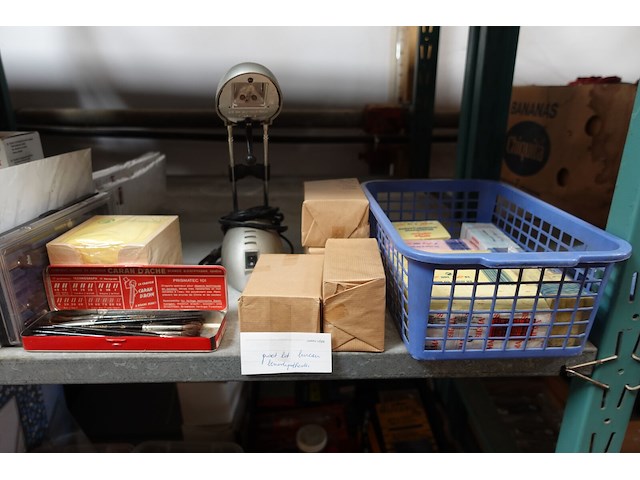 Groot lot bureaubenodigheden (papier, potloden, penselen, mappen, e.d.) - afbeelding 6 van  7