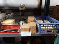 Groot lot bureaubenodigheden (papier, potloden, penselen, mappen, e.d.) - afbeelding 6 van  7
