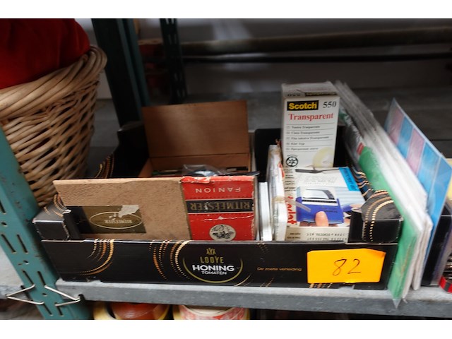 Groot lot bureaubenodigheden (papier, potloden, penselen, mappen, e.d.) - afbeelding 7 van  7