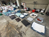 Groot lot dierenbenodigdheden (stopzetting) - afbeelding 1 van  196