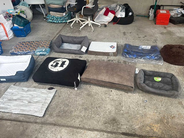 Groot lot dierenbenodigdheden (stopzetting) - afbeelding 155 van  196