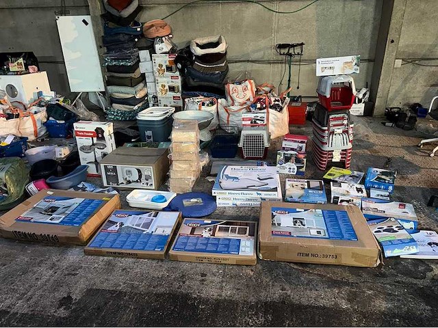 Groot lot dierenbenodigdheden (stopzetting) - afbeelding 1 van  33