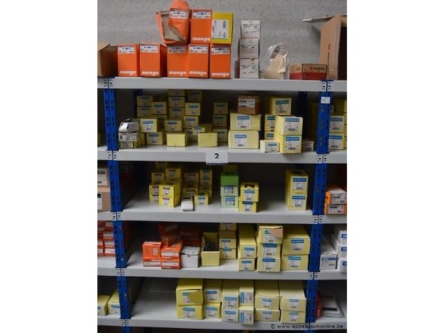 Groot lot diverse dozen diverse schroeven/pluggen - afbeelding 1 van  6