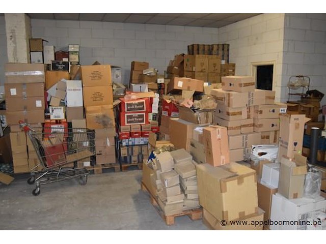 Groot lot diverse palletten inhoudend wo. glaswerk - afbeelding 1 van  5