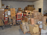 Groot lot diverse palletten inhoudend wo. glaswerk - afbeelding 1 van  5