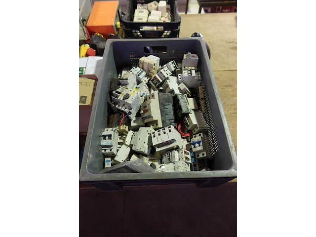 Groot lot elektriciteit - afbeelding 17 van  33