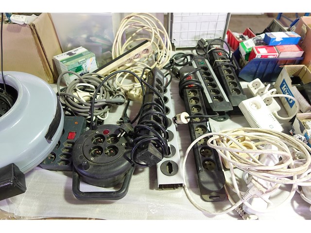 Groot lot elektriciteit - afbeelding 26 van  33