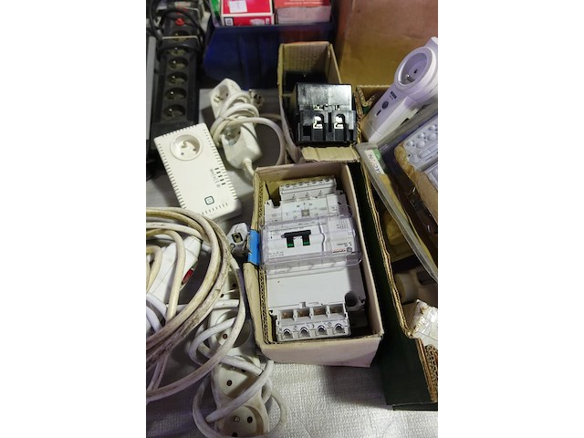 Groot lot elektriciteit - afbeelding 30 van  33