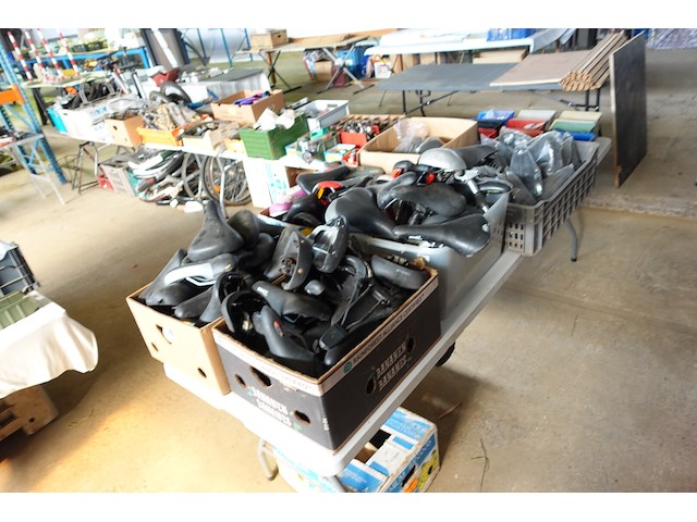 Groot lot fietsmateriaal - afbeelding 1 van  59