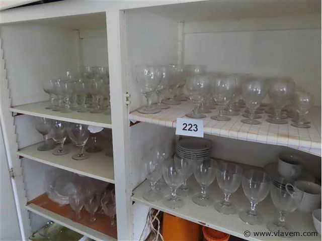 Groot lot in de kast, oa glazen, borden enz - afbeelding 1 van  7