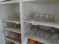 Groot lot in de kast, oa glazen, borden enz - afbeelding 1 van  7