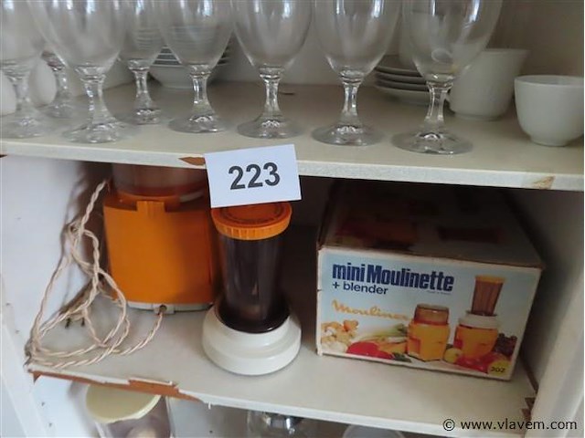 Groot lot in de kast, oa glazen, borden enz - afbeelding 2 van  7