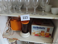 Groot lot in de kast, oa glazen, borden enz - afbeelding 2 van  7