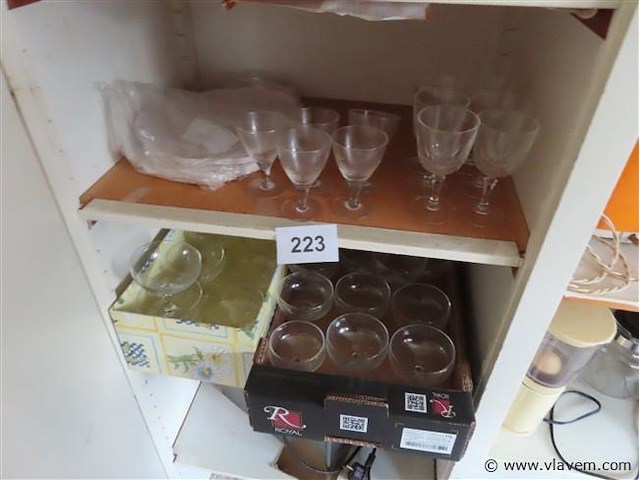 Groot lot in de kast, oa glazen, borden enz - afbeelding 4 van  7