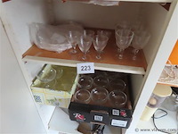 Groot lot in de kast, oa glazen, borden enz - afbeelding 4 van  7