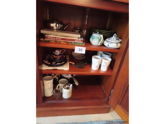 Groot lot in de kast volgens foto's - afbeelding 1 van  4