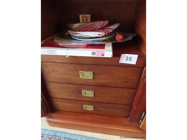 Groot lot in de kast volgens foto's - afbeelding 4 van  4