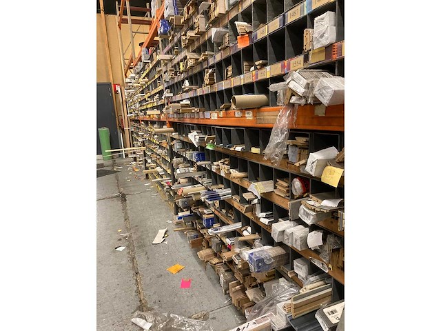 Groot lot profielen en plinten met organisatie systeem - afbeelding 2 van  21