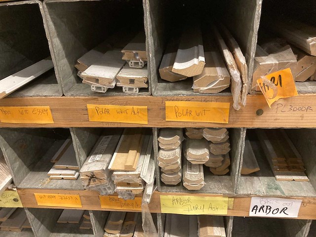 Groot lot profielen en plinten met organisatie systeem - afbeelding 4 van  21