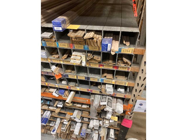 Groot lot profielen en plinten met organisatie systeem - afbeelding 10 van  21