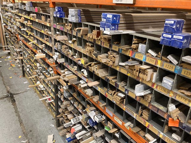 Groot lot profielen en plinten met organisatie systeem - afbeelding 11 van  21