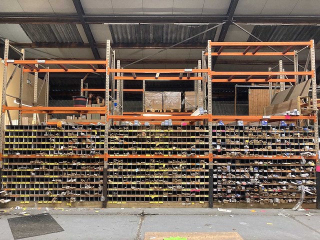 Groot lot profielen en plinten met organisatie systeem - afbeelding 1 van  21