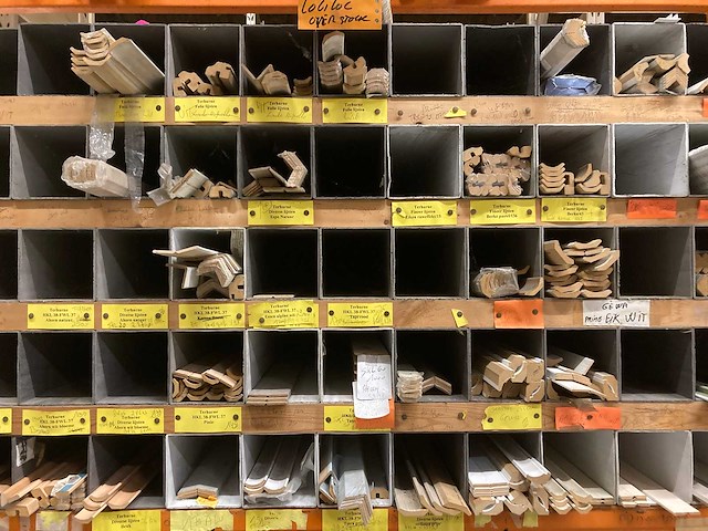 Groot lot profielen en plinten met organisatie systeem - afbeelding 12 van  21