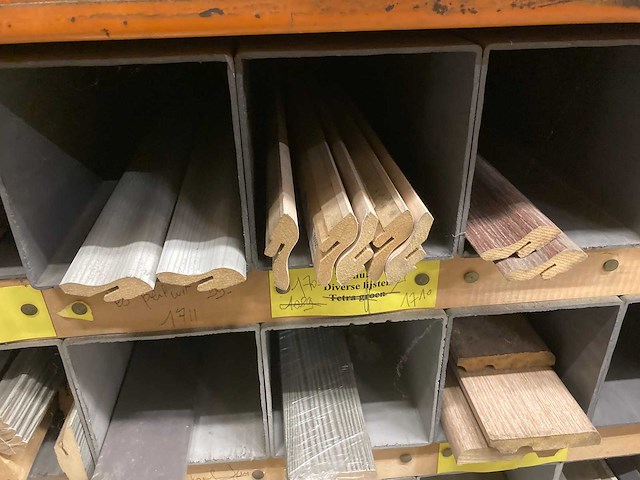 Groot lot profielen en plinten met organisatie systeem - afbeelding 15 van  21