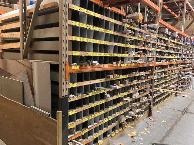 Groot lot profielen en plinten met organisatie systeem - afbeelding 18 van  21