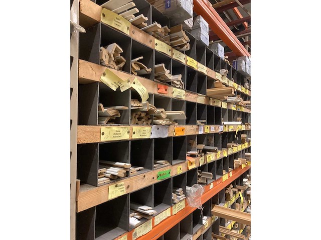 Groot lot profielen en plinten met organisatie systeem - afbeelding 19 van  21