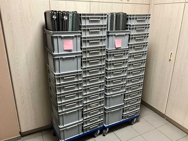 Groot lot stapelbare bakken (euroboxen) (42x) - afbeelding 1 van  5