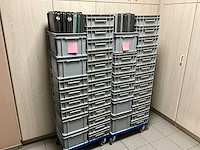 Groot lot stapelbare bakken (euroboxen) (42x) - afbeelding 1 van  5