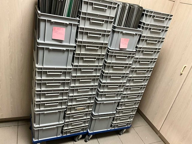 Groot lot stapelbare bakken (euroboxen) (42x) - afbeelding 2 van  5