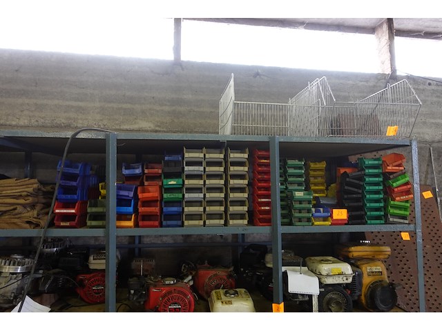 Groot lot stapelbare magazijnbakken - afbeelding 1 van  3